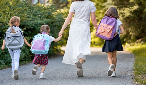 gallery/parent-and-pupils-are-going-to-school-quehfra